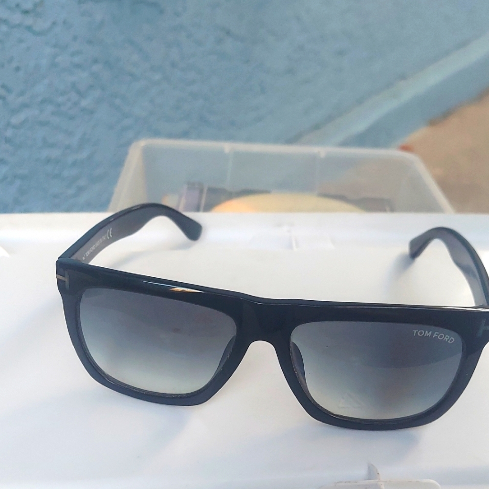 Tom Ford Black Frame Sunglasses with Gradient Lenses has 2 little scratches.